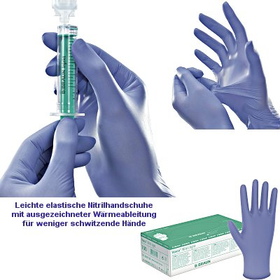 Auf dem Bild sind 2 Hände zu sehen, die fliederfarbene Handschuhe tragen. Die Hände liegen beianander und halte eine medizinische Spritze. rechts im Bild ist noch ein grün weißer Karton zu sehen neben einem einzelnen fliederfarbigen Handschuh.